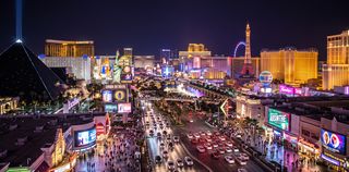 The Strip de Las Vegas iluminado por la noche